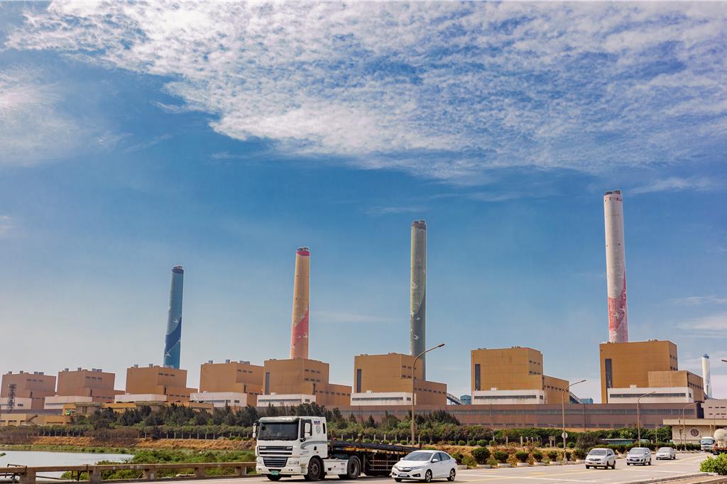 台中火力電廠二期燃氣(3到6號)機組晚間通過環評，台電表示，會先拆除4部舊燃煤機組，剩下6部等到2035年除役，轉為備用。(台電提供)