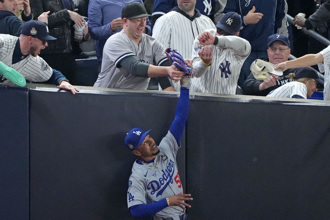 MLB》紐約球迷暴力搶球「下場曝光」  洋基總教練也開罵