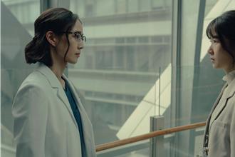 張鈞甯《化外之醫》再披白袍！被外科醫師欽點：妳很適合