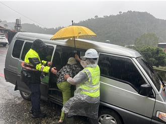 強颱康芮暴風圈逼近東部 花蓮預警性撤離3千人