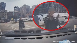 转弯礼让行人却被羞辱 双手「比中指」驾驶傻眼