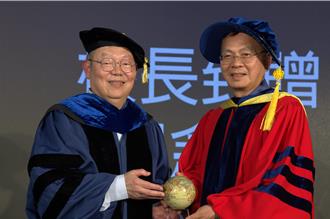 從苗栗囝仔到生技傳奇 賴正光獲頒陽明交大名譽博士