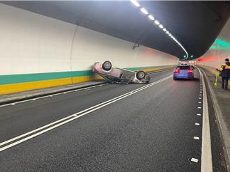 疑操作不當！2車隧道內擦撞翻覆 國5回堵5公里