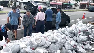 強颱康芮直撲台東 民眾搶領沙包防颱
