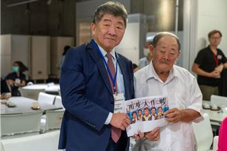 台史博感謝文物捐贈！陳時中防疫背心也入列