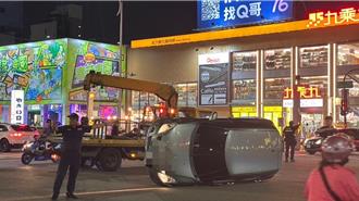 怎麼開的？下班時段追撞計程車「90度側躺馬路」釀大塞車