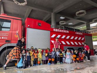 桃園市大有消防隊萬聖宣導 萌娃學防火、拿糖果