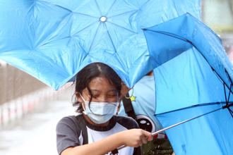康芮颱風恐現「雙眼牆」！明日風雨最劇 1地區防超大豪雨