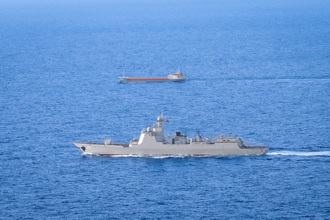 陸火速打造神秘巨艦 前艦長一看「甲板上面漆了」爆來歷