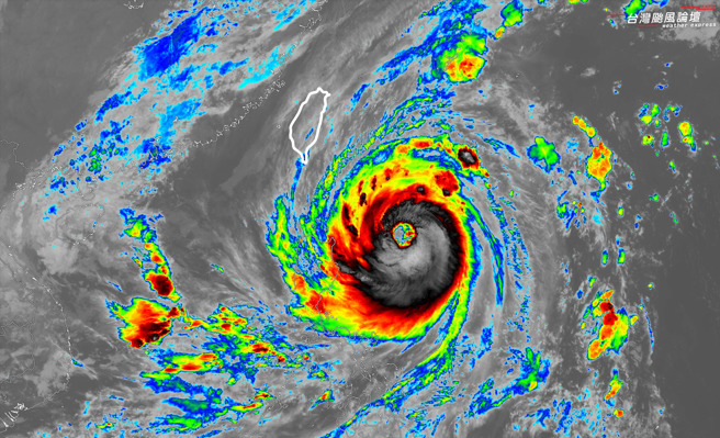 台灣颱風論壇表示，康芮又大又破的颱風眼已經開始緊縮，代表持續增強，預估30日眼睛就會縮小，威力達到巔峰。(圖／台灣颱風論壇)