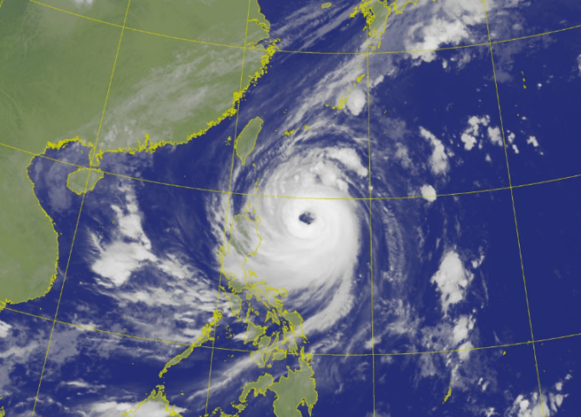 康芮持续增强，预估抵台时暴风半径将达300公里，垄罩全台。(图／气象署)