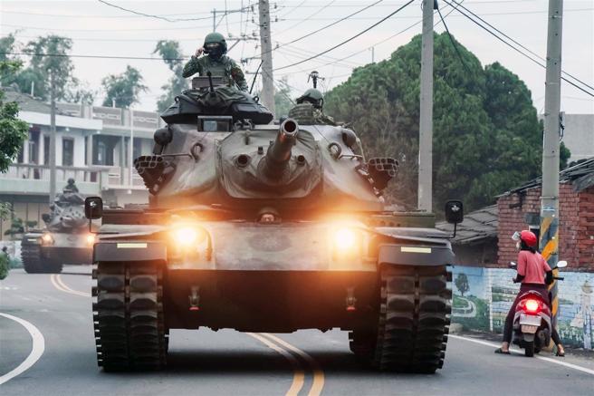  「長泰19號操演」進入第4天，在雙方遭遇戰鬥中，陸軍裝甲586旅運用戰術型近程無人機實施空中偵察，即時獲得戰場情資，並派遣M60A3戰車朝戰術位置前進，展現臨戰應變能力。（記者袁銘駿攝）