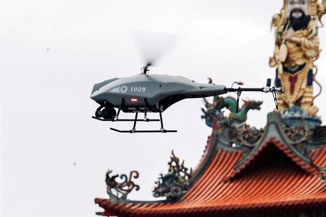  「長泰19號操演」進入第4天，在雙方遭遇戰鬥中，陸軍裝甲586旅運用戰術型近程無人機實施空中偵察，即時獲得戰場情資，並派遣M60A3戰車朝戰術位置前進，展現臨戰應變能力。（記者袁銘駿攝）