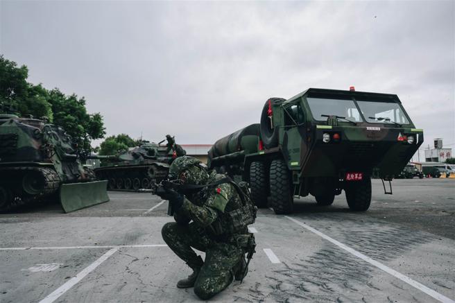  裝甲586旅運用M978油罐車對M60A3戰車及M88裝甲救濟車實施油料整補。
（記者袁銘駿攝）