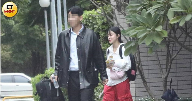 本月26日早上，李多慧与身高200多公分的经纪人走出新北市的住处。（图／本刊摄影组）