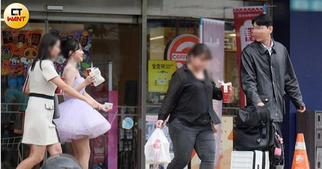 完成妆髮的李多慧换好衣服，跟着经纪人前往走钟奖现场。（图／本刊摄影组）