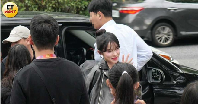 到现场的李多会被眾人簇拥，人气超高。（图／本刊摄影组）