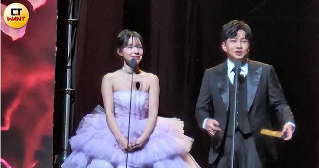 李多慧与Joeman在走钟奖上搭檔颁奖。（图／读者提供）