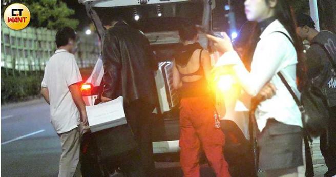 结束工作后李多慧换下小礼服穿着性感轻便服装准备离开。（图／本刊摄影组）