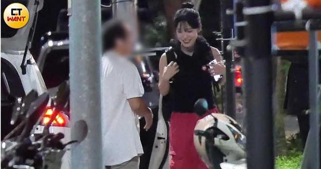 到家前李多慧帮司机大哥拍了两人合影，看来心情颇好。（图／本刊摄影组）