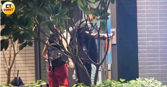 经纪人手持感应卡开门入内，后方的李多慧跟着进去，至凌晨都未再出门。（图／本刊摄影组）