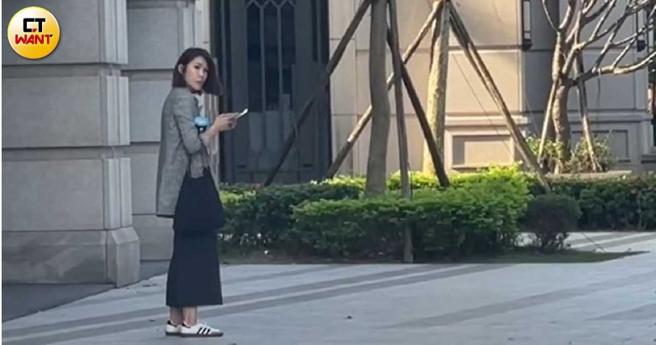 马郁雯17日晚间再次出现，自行进入李正皓住处，直到隔日上午8时许才独自搭计程车离去。（图／本刊摄影组）