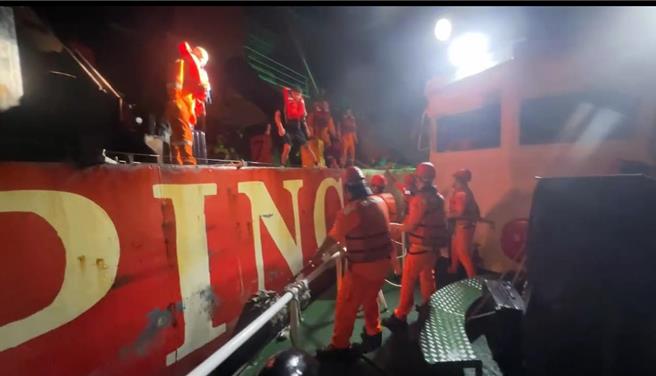 海洋委员会主委管碧玲于29日深夜透过脸书发文感谢海巡人员的辛劳，图为海巡人员冒险接驳陆籍货轮人员。（摘自管碧玲脸书／林瑞益高雄传真）