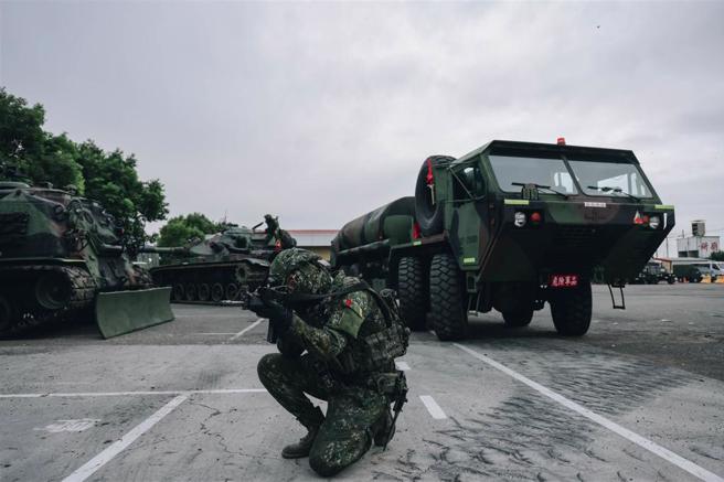 裝甲586旅運用M978油罐車對M60A3戰車及M88裝甲救濟車實施油料整補。
（記者袁銘駿攝）