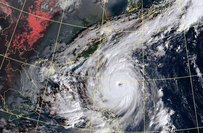 康芮7级暴风半径已达300公里，还在持续增强中，将成为28年来最胖的登陆颱风。（中央气象署提供）