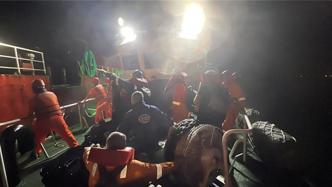 陆货轮17人弃船求生，海巡署紧急前往救援。（海巡署提供）