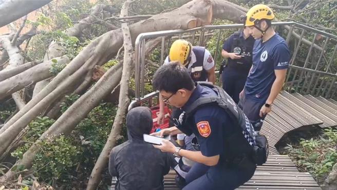 警消将郭男送医检查。（翻摄照片／高雄洪靖宜传真）