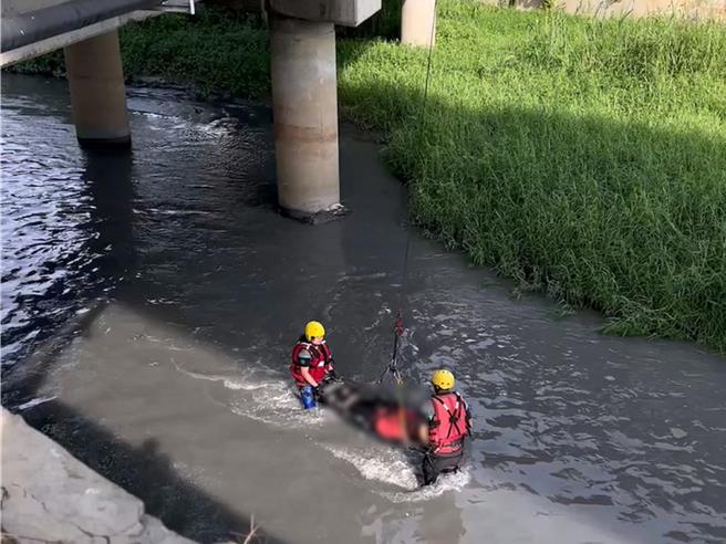 消防人员于员大排发现溺者，使用器材车将人员吊挂至员大排中进行徒手拦截，再以篮式担架将溺者吊挂上岸后送医。（民眾提供／孙英哲彰化传真）