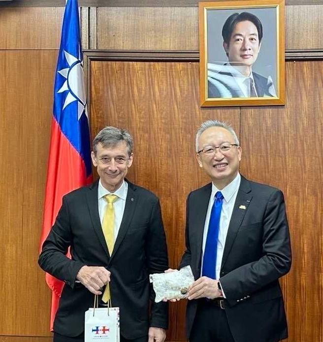 外交部政务次长吴志中29日上午接见德国国会经济合作与发展委员会主席霍夫曼。（外交部提供）