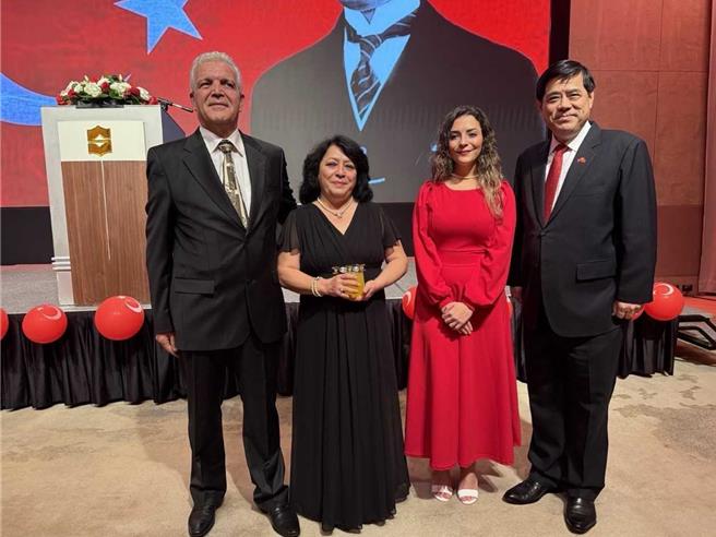 外交部常务次长陈立国29日晚间应邀出席驻台北土耳其贸易办事处举办的「土耳其共和国101周年国庆酒会」。（外交部提供）