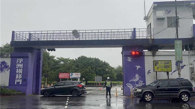 因应康芮颱风来袭，新北市辖内各横移门（俗称水门）及越堤道路将于今日21时执行只出不进，于22时完成封闭。（新北市水利局提供）