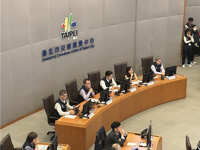 台北市長蔣萬安30日上午主持強颱康芮北市的第一次整備會議，並於會後接受媒體訪問。（丁上程攝）
