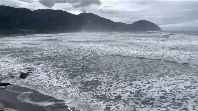 隨康芮颱風暴風圈持續靠近台灣東部，花蓮地區海域今天上午已出現強陣風跟長浪。（海巡署東部分署第一二岸巡隊提供／羅亦晽花蓮傳真）