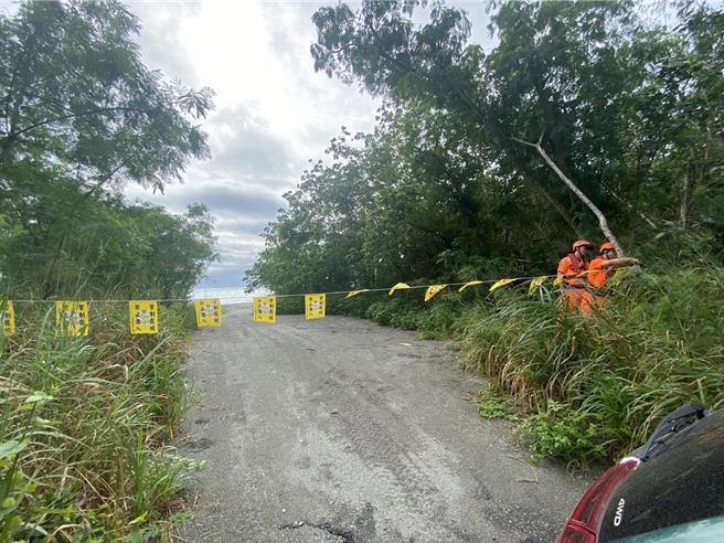 康芮颱風暴風圈持續靠近台灣東部，巡署東部分署第一二岸巡隊今天上午陸續在花蓮地區海域拉起封鎖線，禁止民眾觀浪。（海巡署東部分署第一二岸巡隊提供／羅亦晽花蓮傳真）