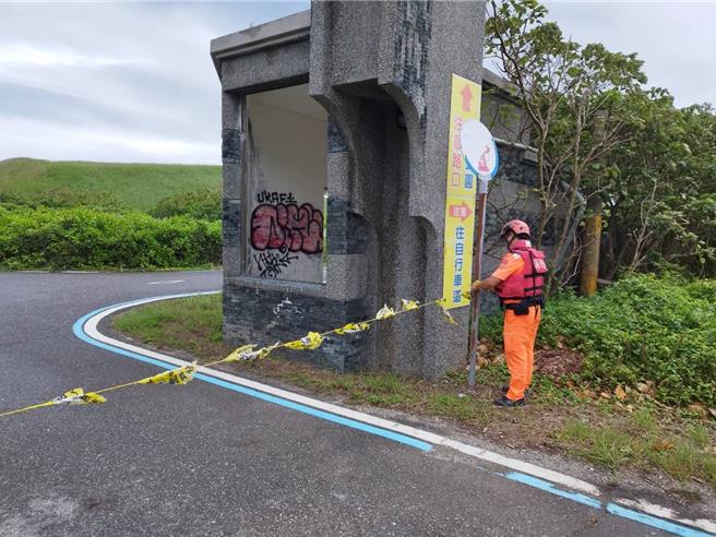 康芮颱風暴風圈持續靠近台灣東部，巡署東部分署第一二岸巡隊今天上午陸續在花蓮地區海域拉起封鎖線，禁止民眾觀浪。（海巡署東部分署第一二岸巡隊提供／羅亦晽花蓮傳真）