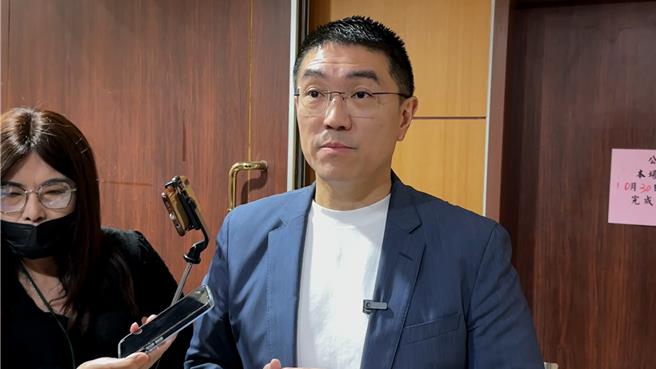 基隆市長謝國樑（中）30日上午受訪時表示，基北北桃颱風假原則仍將於晚間8時宣布。（張志康攝）