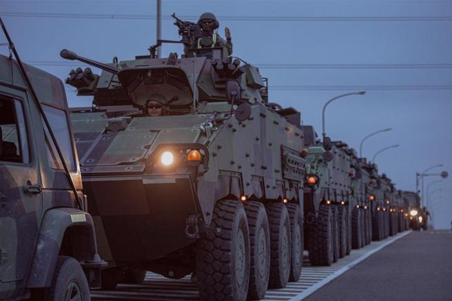 机步333旅战甲车集结向北发起攻击。 （青年日报提供）