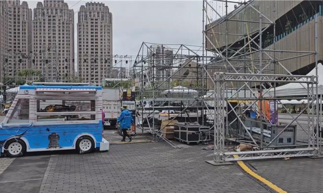 2024桃園萬聖城「搗蛋鬼學院」26日開城，周末2日共吸引38萬人同歡，面對颱風來勢洶洶，宣布10月30日、10月31日、11月1日停展，11月2日以後活動另行公告，業者30日緊急趕工拆除。（蔡依珍攝）