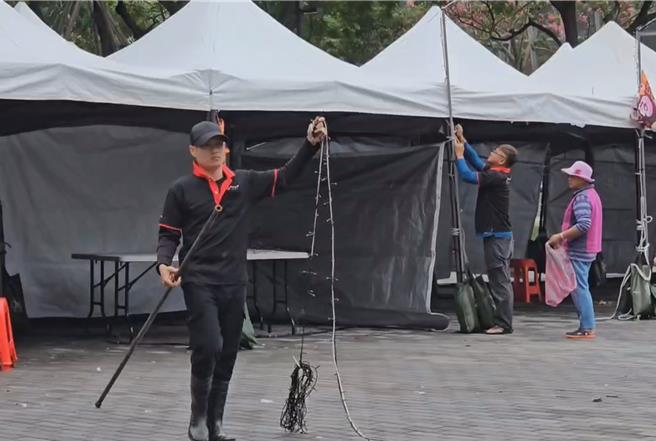 2024桃園萬聖城「搗蛋鬼學院」26日開城，周末2日共吸引38萬人同歡，面對颱風來勢洶洶，宣布10月30日、10月31日、11月1日停展，11月2日以後活動另行公告，業者30日緊急趕工拆除。（蔡依珍攝）