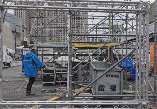 2024桃園萬聖城「搗蛋鬼學院」26日開城，周末2日共吸引38萬人同歡，面對颱風來勢洶洶，宣布10月30日、10月31日、11月1日停展，11月2日以後活動另行公告，業者30日緊急趕工拆除。（蔡依珍攝）