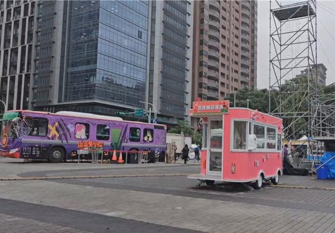 2024桃園萬聖城「搗蛋鬼學院」26日開城，周末2日共吸引38萬人同歡，面對颱風來勢洶洶，宣布10月30日、10月31日、11月1日停展，11月2日以後活動另行公告，業者30日緊急趕工拆除。（蔡依珍攝）