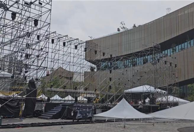 2024桃園萬聖城「搗蛋鬼學院」26日開城，周末2日共吸引38萬人同歡，面對颱風來勢洶洶，宣布10月30日、10月31日、11月1日停展，11月2日以後活動另行公告，業者30日緊急趕工拆除。（蔡依珍攝）