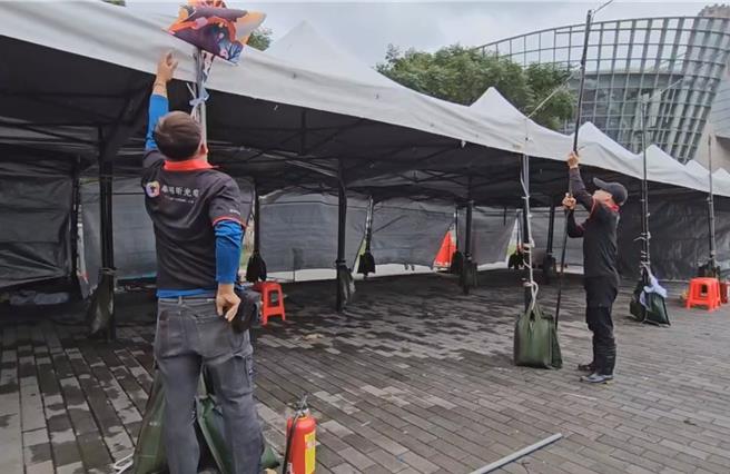 2024桃園萬聖城「搗蛋鬼學院」26日開城，周末2日共吸引38萬人同歡，面對颱風來勢洶洶，宣布10月30日、10月31日、11月1日停展，11月2日以後活動另行公告，業者30日緊急趕工拆除。（蔡依珍攝）