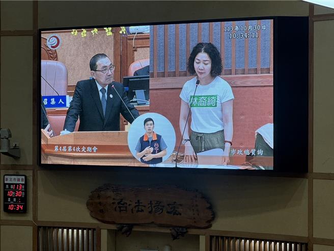 新北市交通局在议员林裔绮呼吁下规画「青春山海线专车」 ，交通局长锺鸣时今（30）日在新北市议会透露已有一间厂商投标，并排入议会审查，若顺利预计明年中就可开始试营运。（柯毓庭摄）