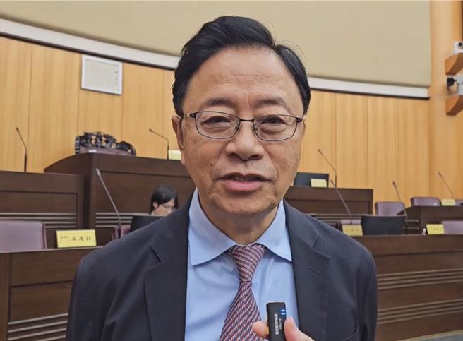 桃园市长张善政表示，倾向晚间8点宣布是否放颱风假。（蔡依珍摄）