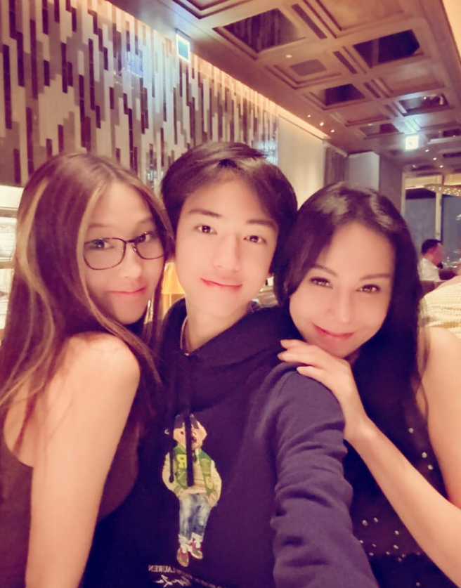 洪晓蕾在留言区附上近期三人的照片。（图／翻摄自洪晓蕾脸书）